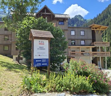 Façade rénovée du chalet Le Chornais à Arêches-Beaufort, en Savoie