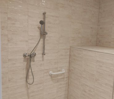Aménagements accessibles de la salle d’eau rénovée du chalet Le Chornais, en Savoie.