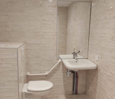 Salle d’eau rénovée et accessible aux personnes à mobilité réduite au chalet Le Chornais à Arêches-Beaufort.